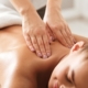 kobieta relaksująca się w trakcie masażu